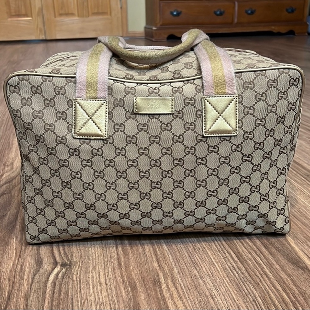 A259 - 💯% authentic Gucci duffel bag